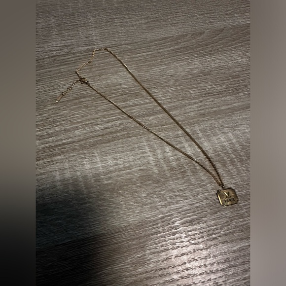 ✨DELICATE AUTHENTIC LV TINY PENDENT ON GOLD-TONE LOBSTER CLASP ADJUSTABLE CHAIN✨ - Picture 9 of 9